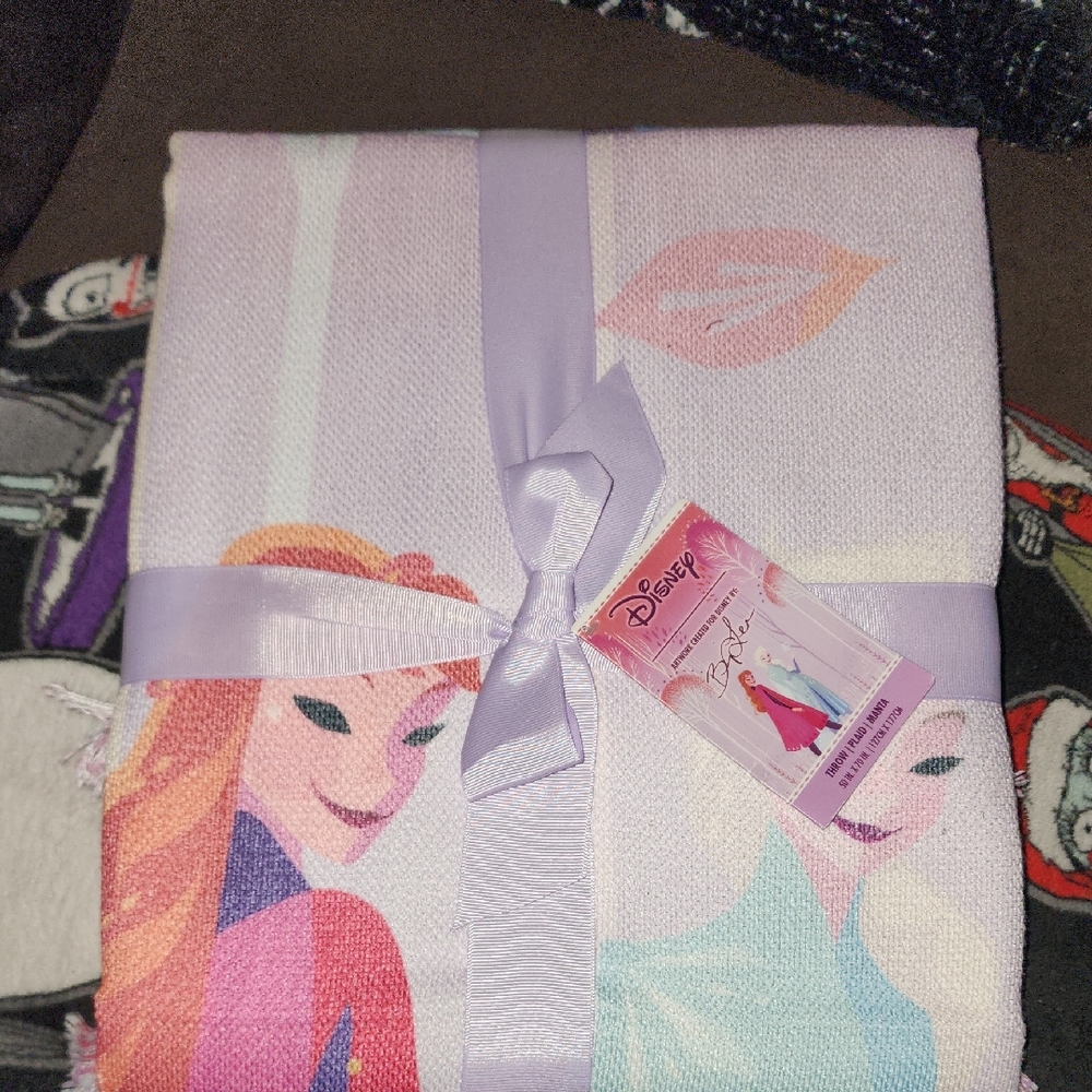 ✨️NWT DISNEY FROZEN & ELLSA THROW 50INCH × 70 INCH COLLECTIABLE THROW✨️